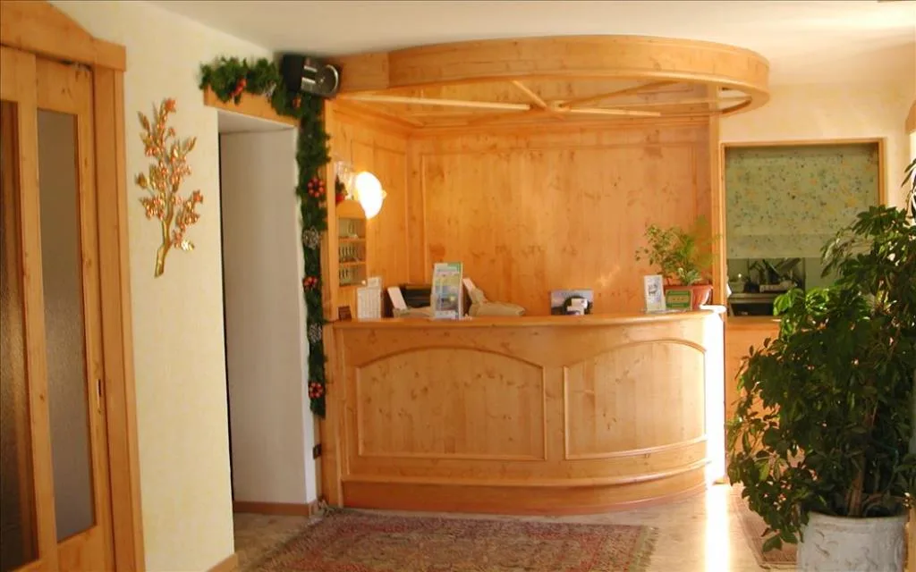 Reception dell'hotel con bancone in legno e decorazioni natalizie