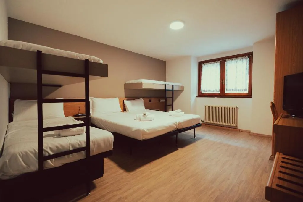 Camera familiare con letti a castello e pavimento in parquet