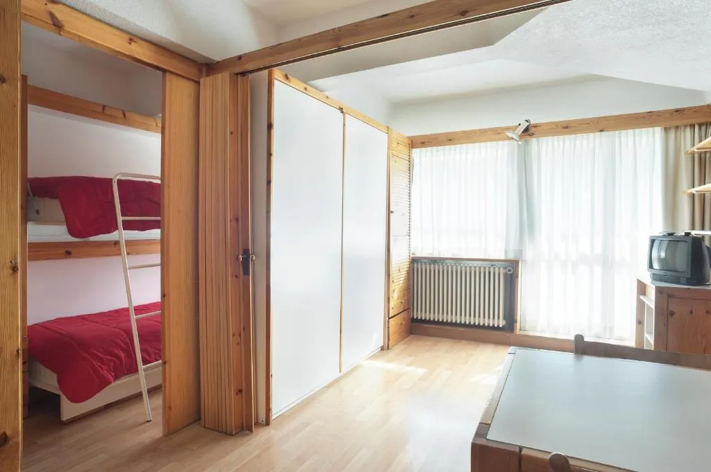 Camera con letto a castello, armadio e ampia finestra luminosa