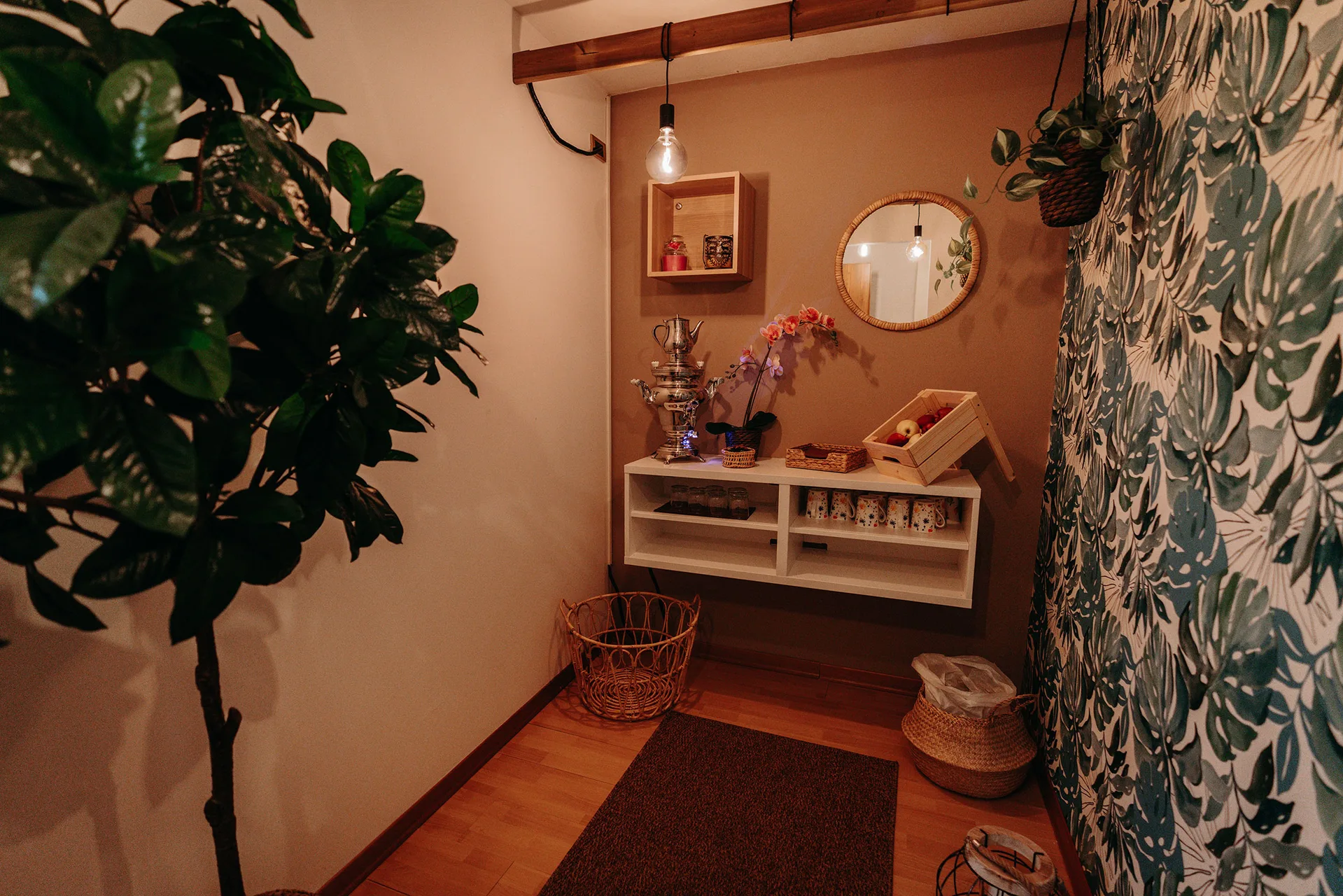 Angolo tisaneria della spa con mensole, specchio e piante decorative