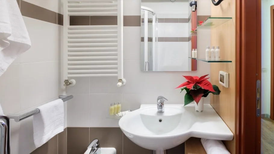 Bagno della camera con lavabo, portasciugamani e stella di Natale