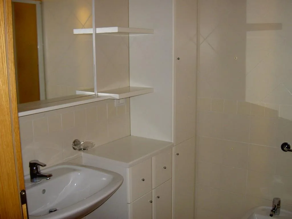 Bagno bianco con lavabo, mensole e specchio